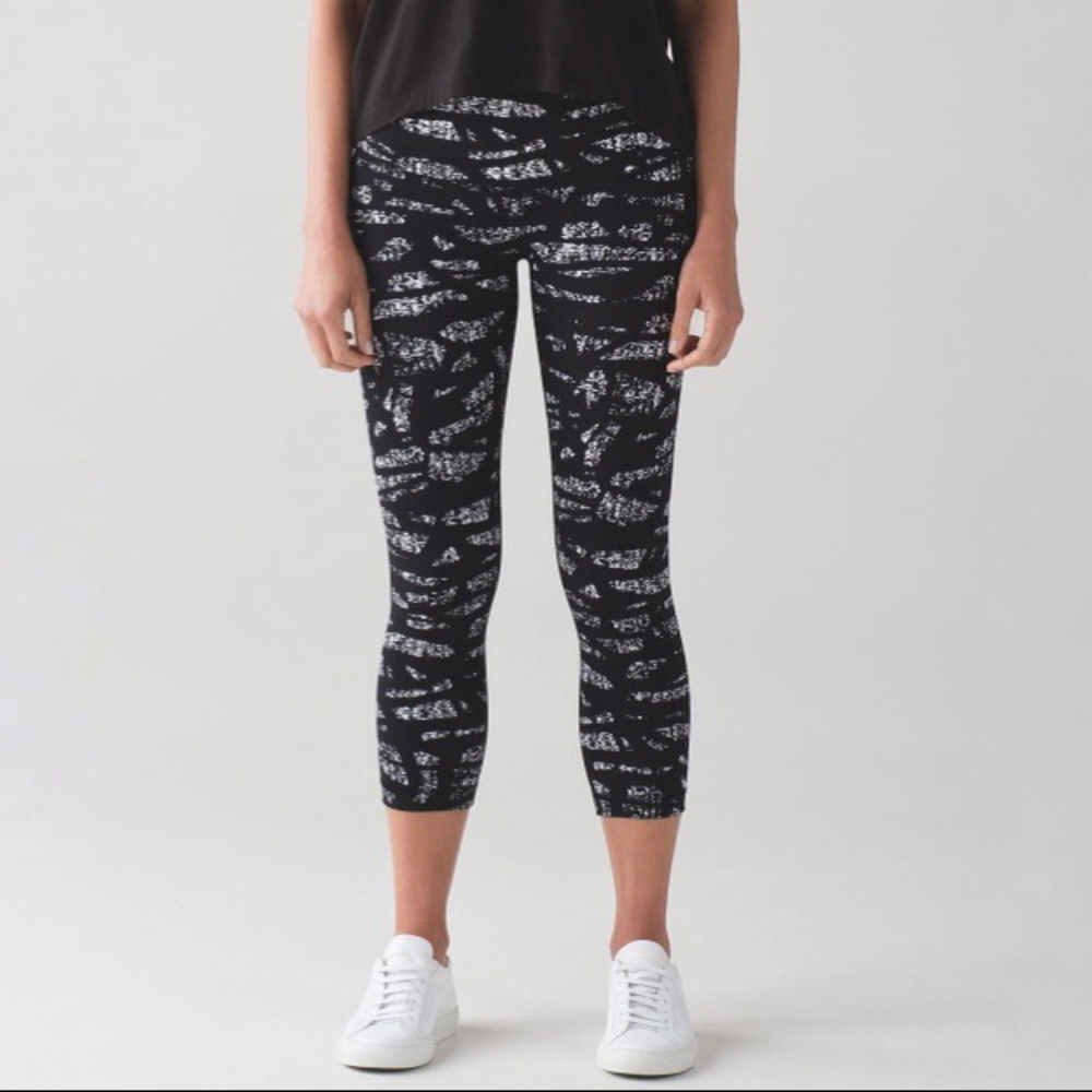Lululemon Wonder Under in Graph Black White 8